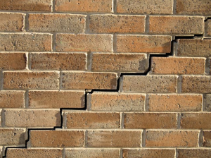 Bad crack in brick refractory