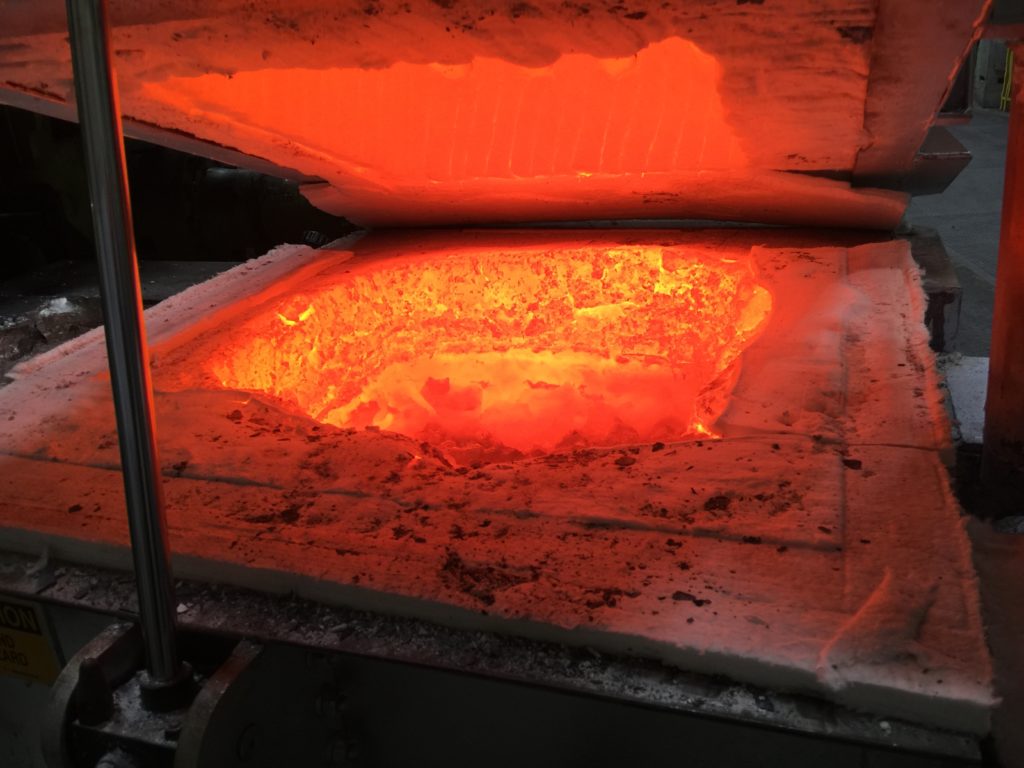 Corundum growth in aluminum furnaces