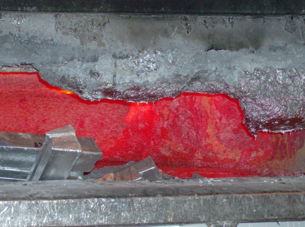 Corundum growth outside aluminum furnace